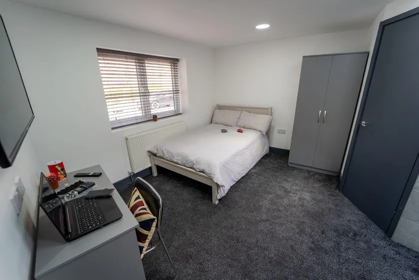 Stunning 1-Bed Studio in Birmingham - Image 1