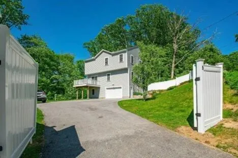 Elegant 3BR Home in Worcester - Image 1