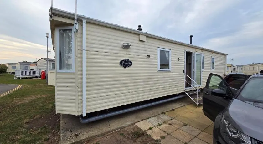 St Osyth, Clacton-on-sea, Cozy Beach side Caravan, Wifi, Tea and Coffee, Parking included - Image 1