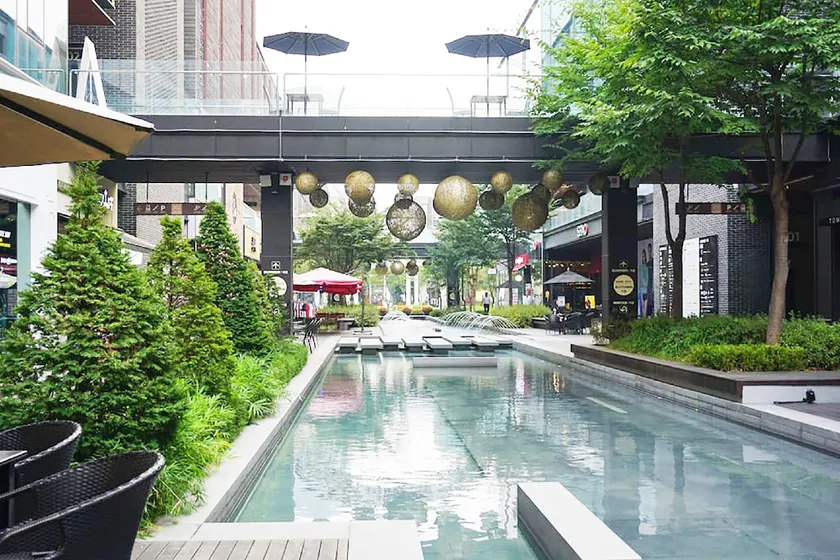 The November Stay in Canal Walk - Image 1