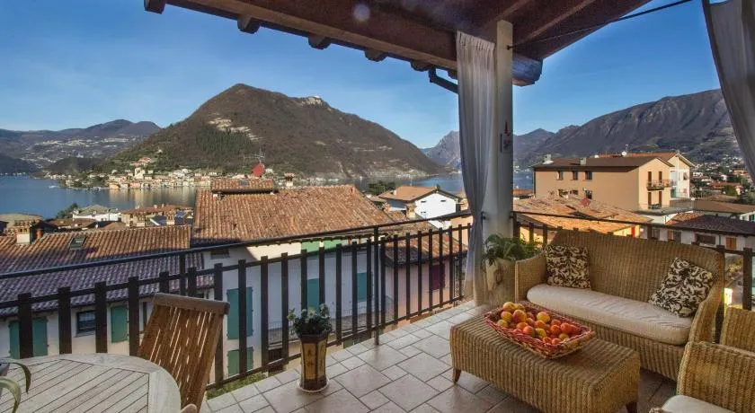 ROMANTIC LAKE VIEW HOUSE - Image 1