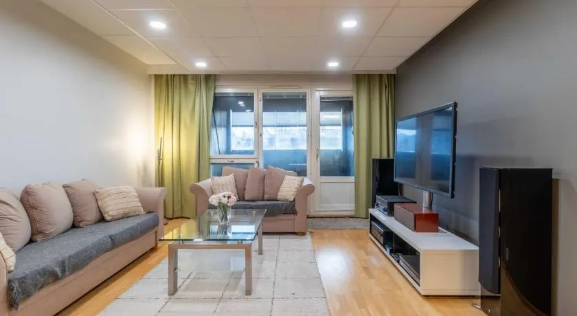 Only 9 mins from the airport 74,5 m2 apartment with free parking & beds for 7 - Image 1