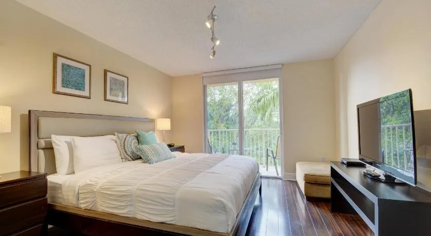 Renovated 2/2 Unit at Yacht Club/Aventura - Image 1