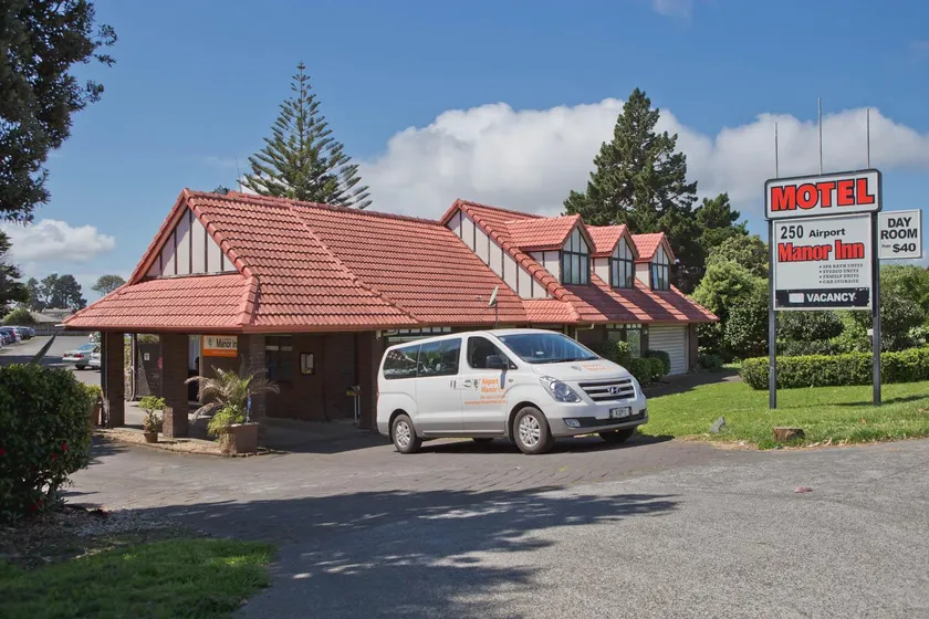 Airport Manor Inn - Image 1
