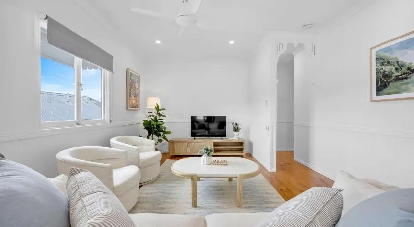 4 Bed Queenslander City Views Walk to Suncorp Deck + Parking - Image 1