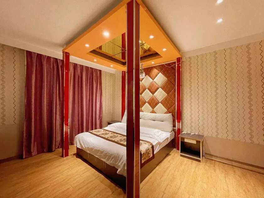 Huike Hotel - Image 1