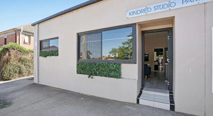 Park Lane Stay Leeton - Image 1