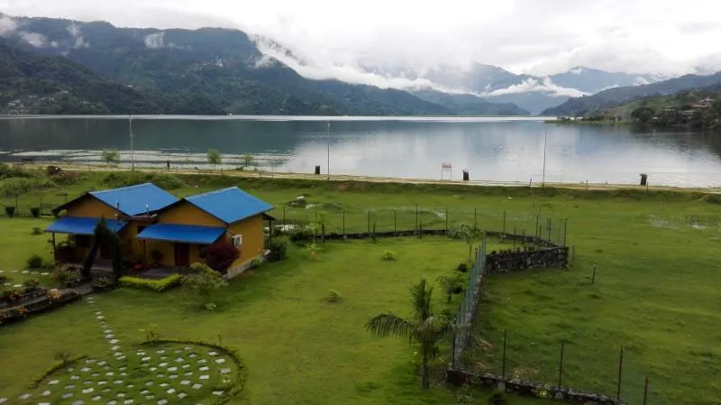Hotel Lakefront - Image 1