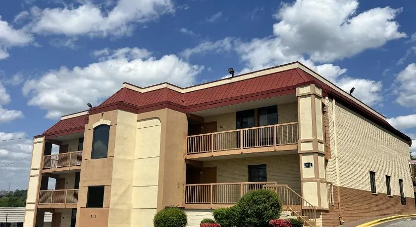 UNIVERSITY INN Winston - Image 1