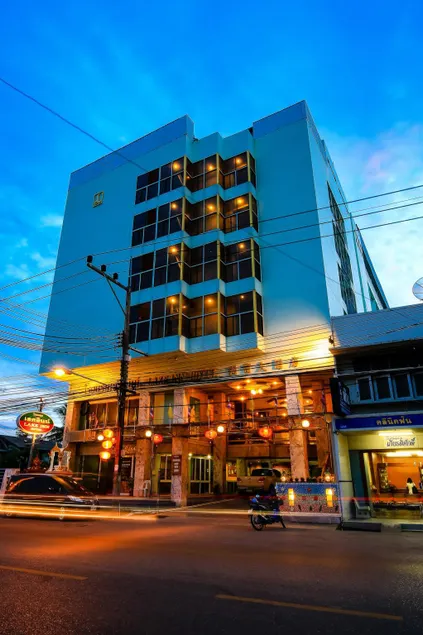 Lake Inn Hotel - Image 1