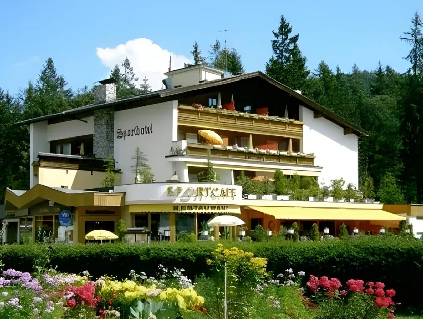 Raffl's Hotel - Image 1