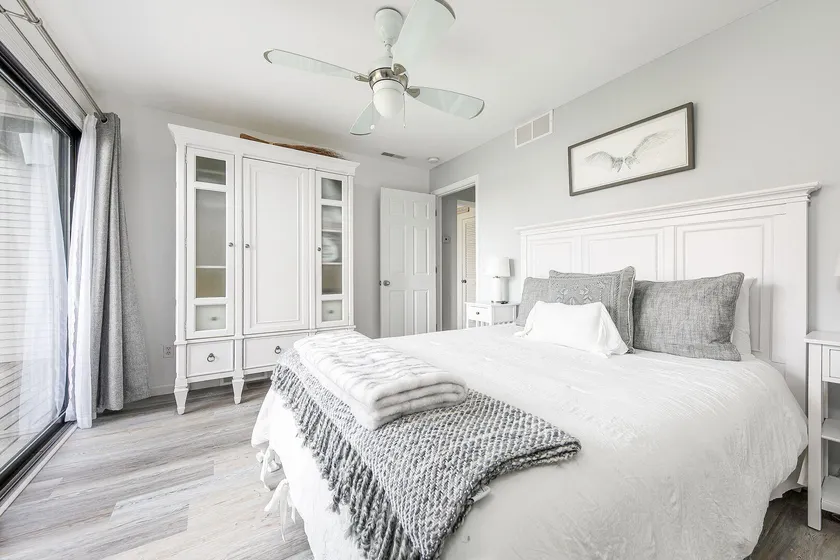 Gorgeous 2 Bedroom Lake View Condo - Image 1