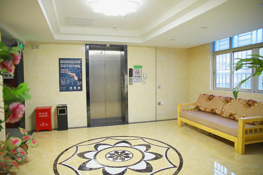 Huafeng Hotel - Huaqiang South Metro Station and Huaqiang North Commercial District - Image 1