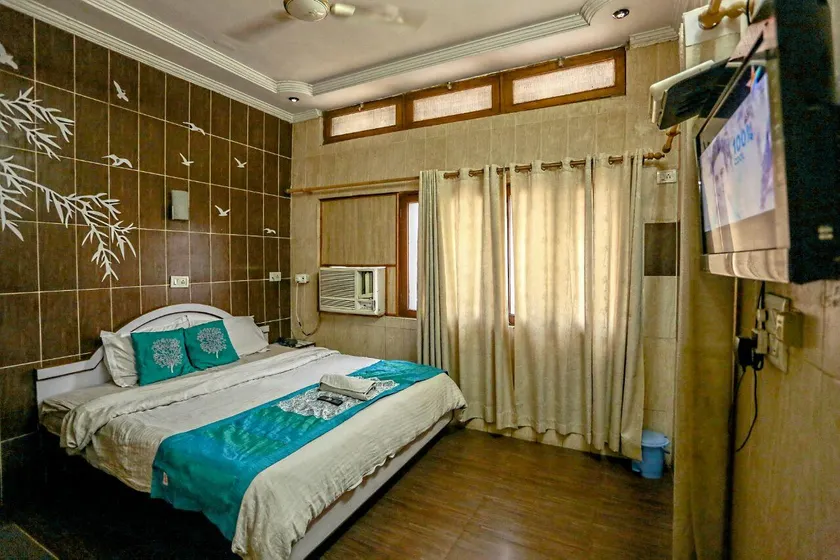 Hotel Embassy - Image 1