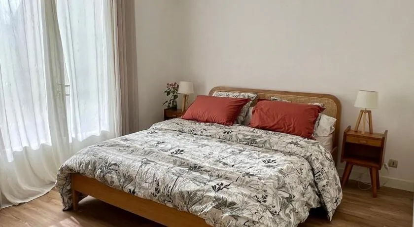 Chambre avec entrée indépendante, SDB privative, piscine et grand garage et proche hyper-centre - Image 1