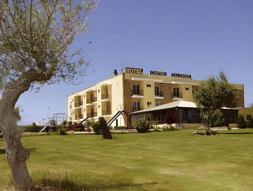 Hotel Cuatro Calzadas - Image 1