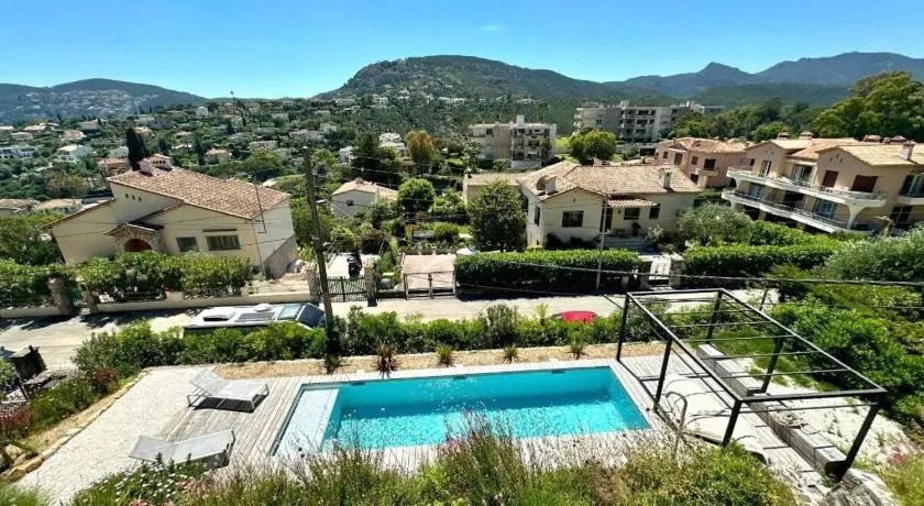 Family house with pool and sea view - Image 1