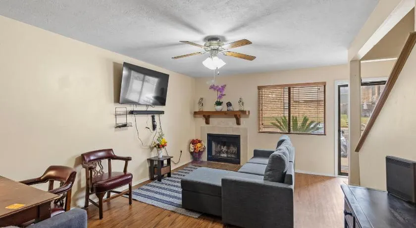 Cozy Huntsville Condo - 2BR Near SHSU - Pool - WiFi - Free Parking - Image 1