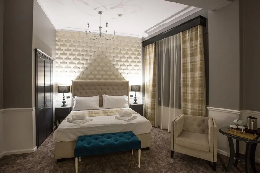 Peninsula Boutique Hotel - Image 1