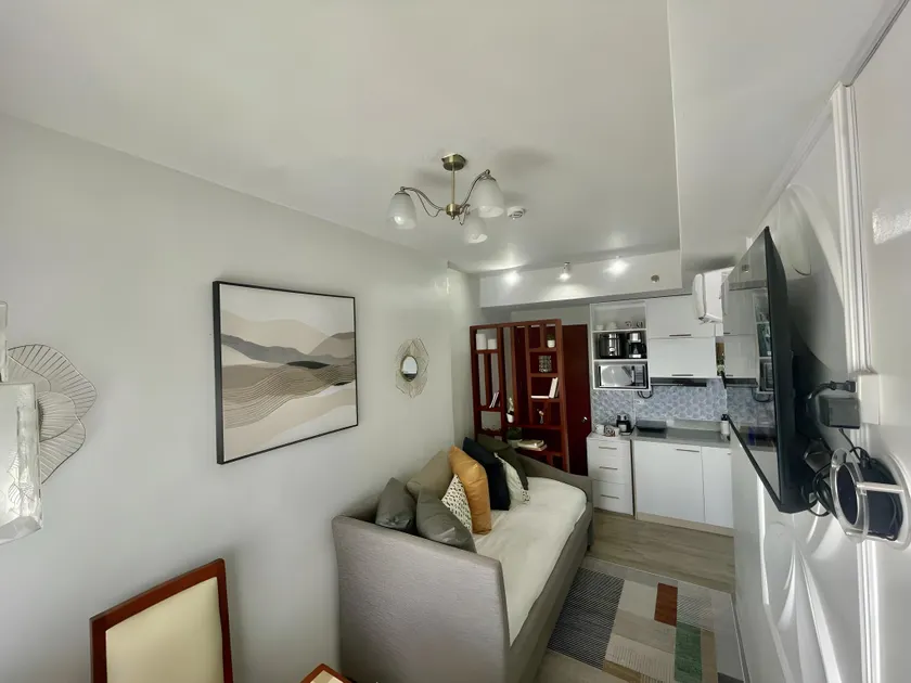 Lux 1BDM Exec Condo w Balcony, Mesavirre Bacolod - Image 1