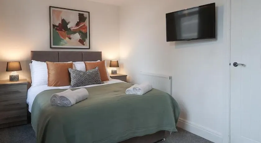 Prime Location City Centre 3BR House with Garden and Private Parking - Image 1