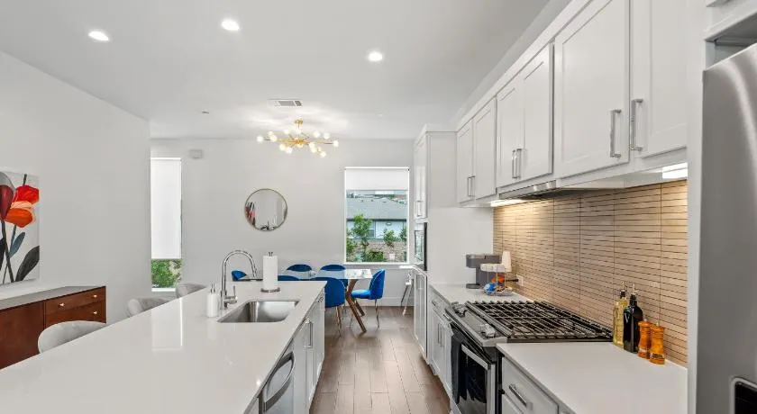 Modern Dallas Townhome with Private Rooftop, City View, Private Parking & Grill - Image 1