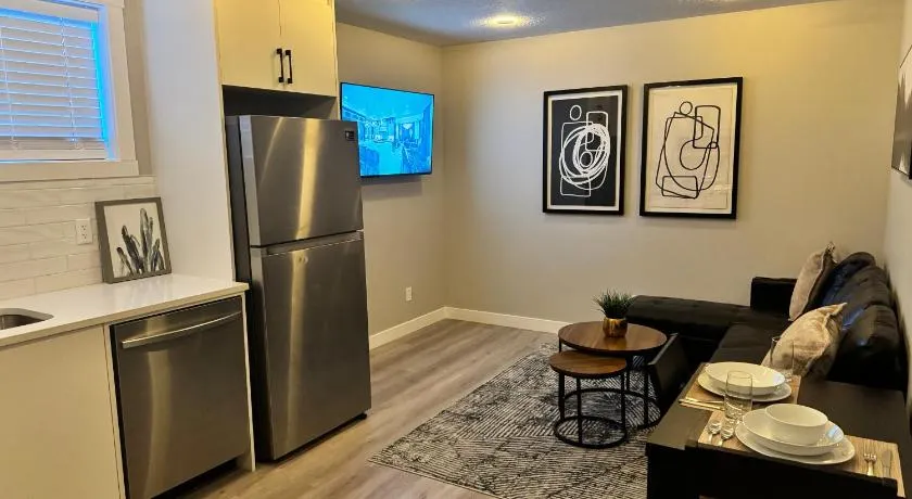 Private Modern Retreat in the NW - 12 mins to Airport - Near Shops - Easy Banff Access - Image 1