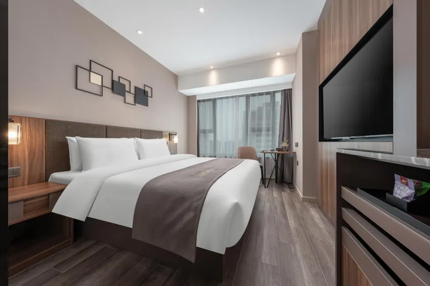 Home Inn Plus Jinan East Station - Image 1