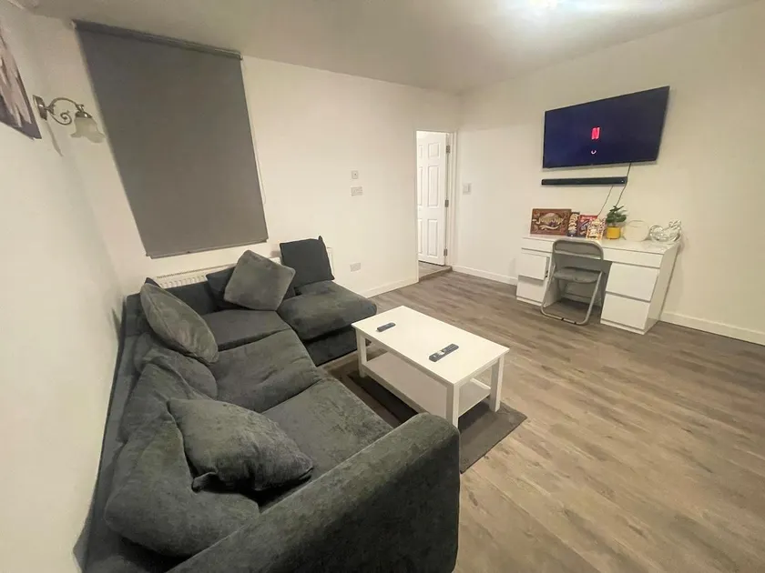 Stylish 4-Bed Luxury Apartment in Prime Location - Image 1