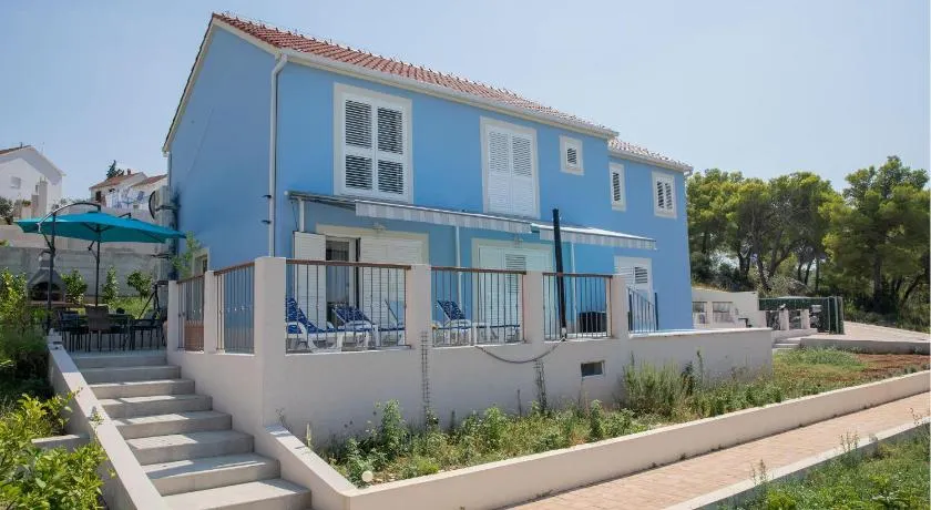 3 Bedroom Beautiful Home In Sutivan - Image 1