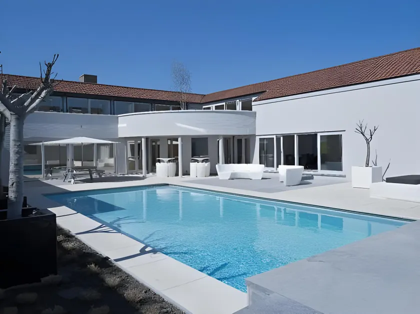 D-Hotel - Image 1