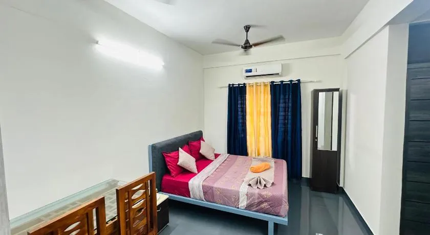 Silver Gate Rooms - Image 1