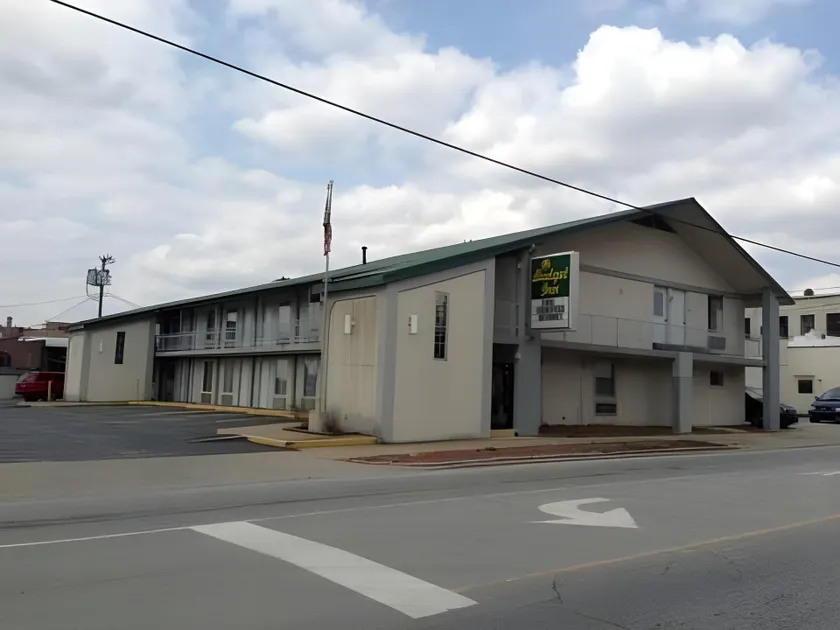 Budget Inn - Washington - Image 1