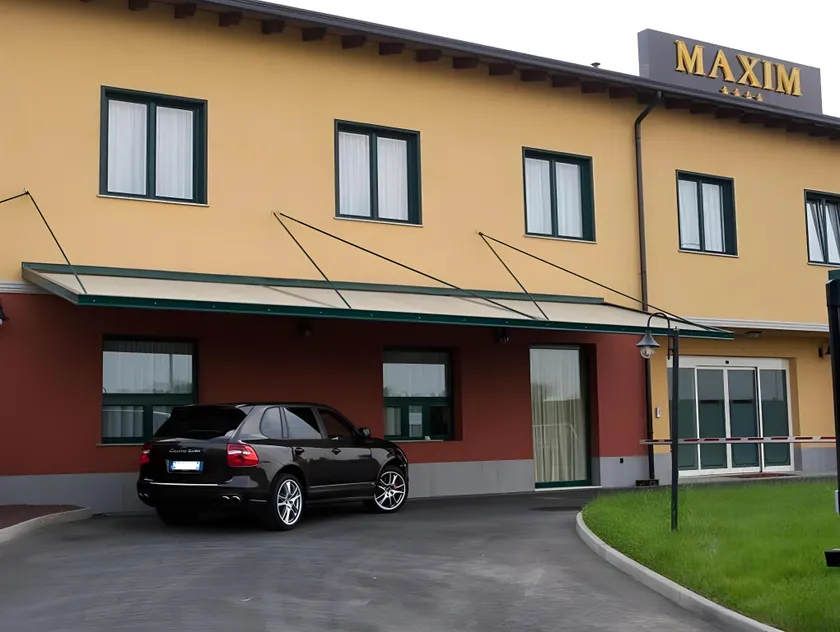 Hotel Maxim - Image 1