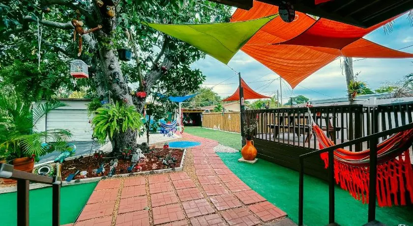Hammocks & mini-golf! 10 mins from Beach! - Image 1