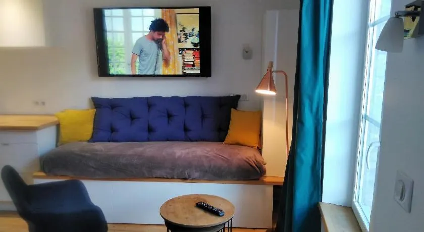 Avec CLIMATISEUR appartement DESIGN vous propose, un appartement 2 chambres et salon, 3 appartements une pièce, Dans les appartements , NETFLIX, lits faits à votre arrivée, serviettes de toilette, Ménage, Wifi ,Plage à 190m, BOX à Vélos - Image 1