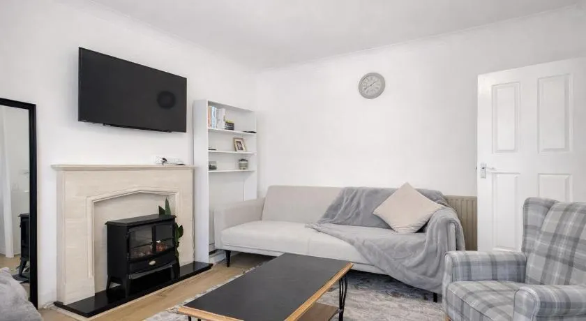 3 Bed house with garden and Free parking near tottenham stadium - Image 1