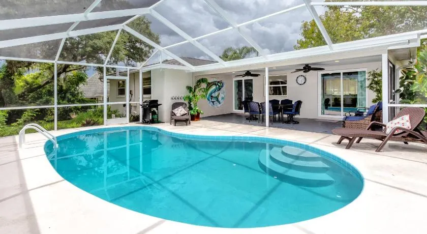 Modern Home Heated Pool Close to Beaches - Image 1