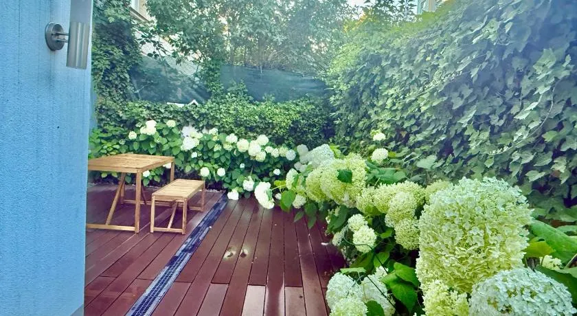 Luxury 130 m2 Apartment with Garden - Image 1