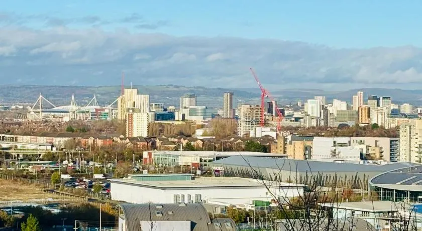 4 bed Townhouse with spectacular views 4 miles from Cardiff 10min drive or train journey to city centre - Image 1