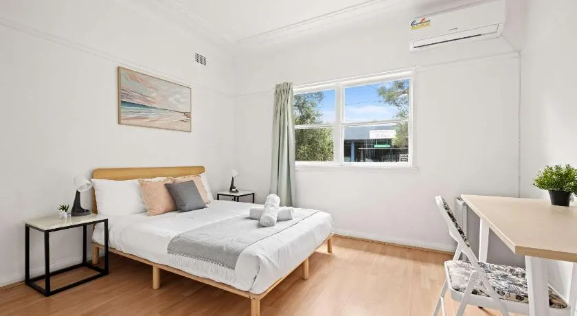 Steps to Mall & Train - Eplore with Ease - Prime Location in Seven Hills - Shared Bathroom - Image 1