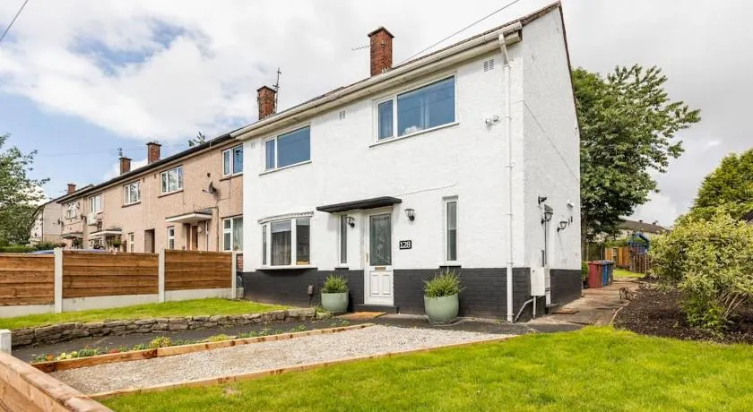 Entire Immaculate 3 Bedrooms House in Blackburn Weekend Away - Image 1