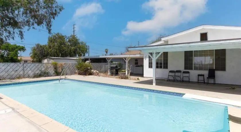 Large 5 bedroom charmer wIth pool - Image 1
