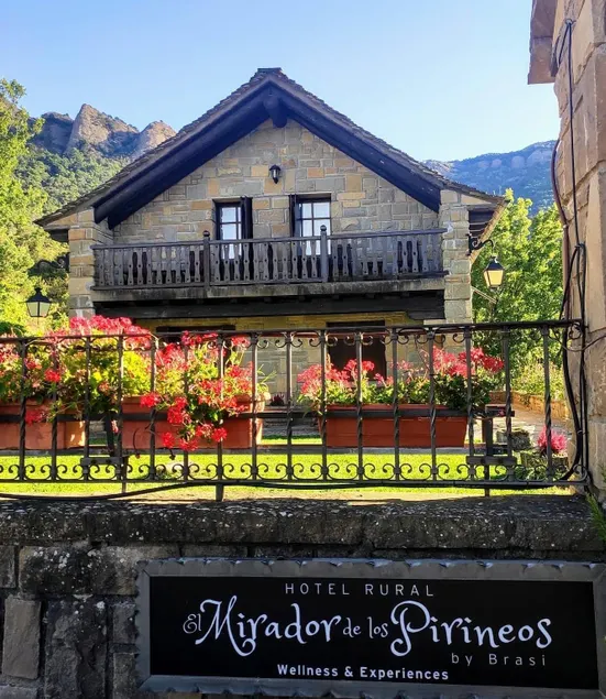 Hotel Rural El Mirador de los Pirineos - Image 1
