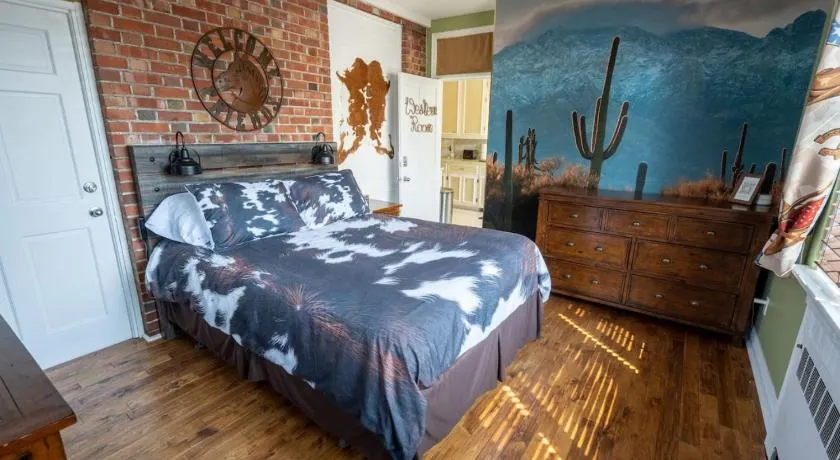 Cardinal Inn Western Room - Image 1