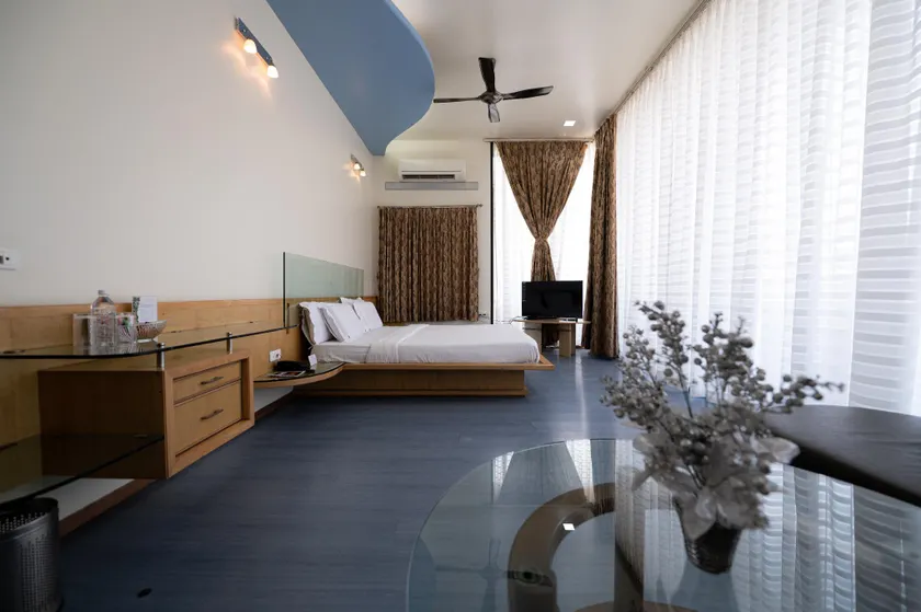 Hotel Manasi - Image 1