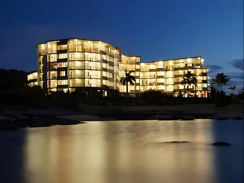 Coral Cove Apartments - Absolute Beachfront Resort Bowen - Image 1