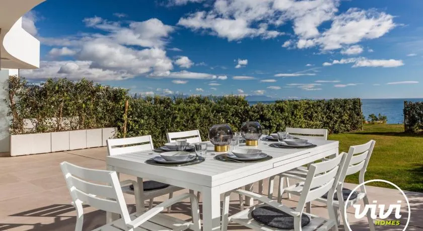 ViVi Homes - Blue View, Pool, Sauna, Gym & Sea View - Image 1