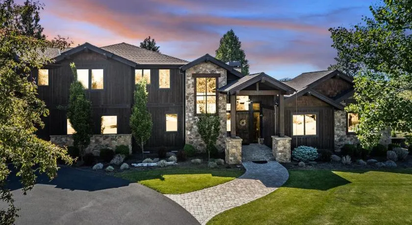 Bend Luxury Escape! - Image 1