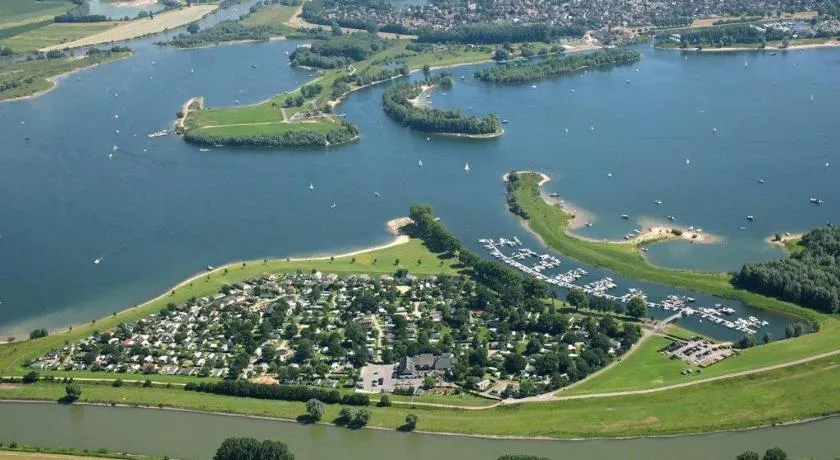 Recreatiepark Jachthaven De Veerstal Lathum - Luxe Chalet - Image 1